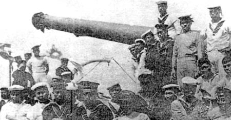 Японские моряки на броненосце АСАХИ